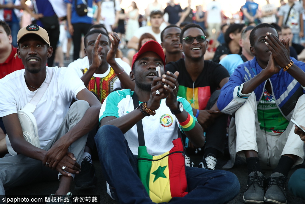 好博体育官网- 维罗纳保级关键战告捷，球迷涌入街头狂欢庆祝  